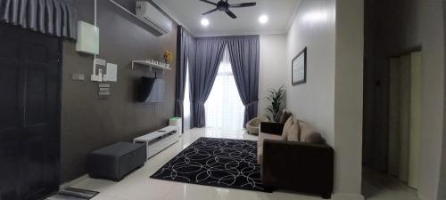 Kampong Alor GajahSarrah Homestay At Kasa Height Residence的带沙发和吊扇的客厅