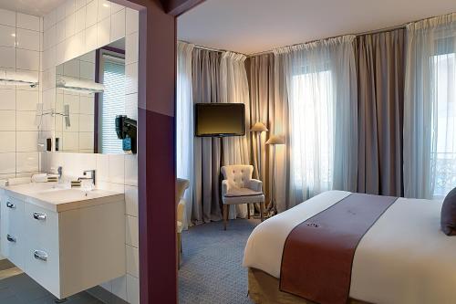 尼奥尔拉布雷奇贝斯特韦斯特酒店的一间酒店客房 - 带一张床和一间浴室