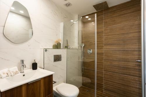 特拉维夫YalaRent Flora- Designed 1BR penthouse in Florentin的带淋浴、卫生间和盥洗盆的浴室