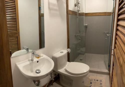 黎牙实比P&B Residences Legazpi的浴室配有卫生间、盥洗盆和淋浴。