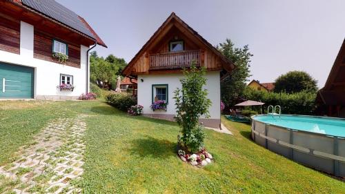 SteinreibWinzerhaus im Schilcherland的房屋旁带游泳池的房子