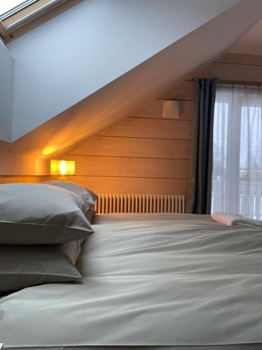 LyuganuseKarukella puhkemaja的一间卧室配有一张带木制床头板的床和窗户。