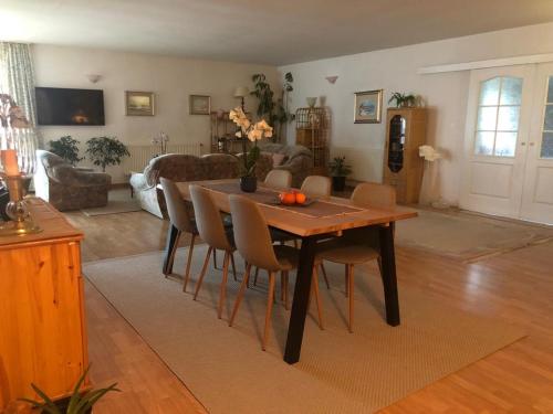格里兹鲍Dom Natura的客厅配有木桌和椅子