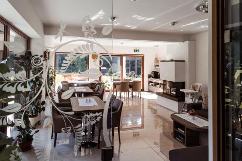 斯祖贝莱克Villa Silvia的厨房以及带桌椅的起居室。