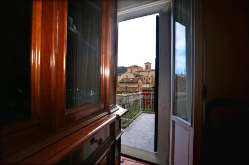 圣安杰洛因瓦多BIBO'S GUESTHOUSE的开放式窗户,享有阳台的景色