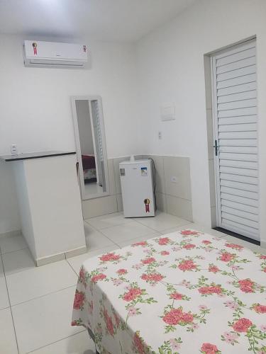 马拉戈日pousada beira mar suites São Bento的白色的客房配有床和冰箱。