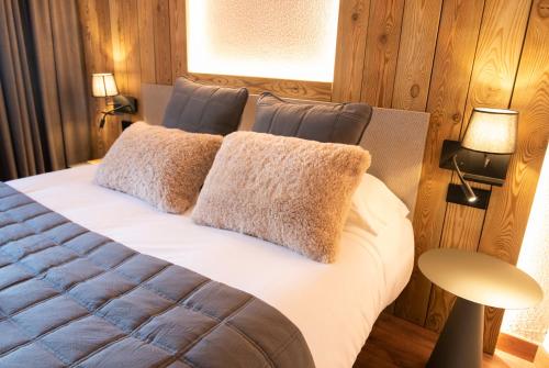 圣胡利娅-德洛里亚Borda Conangle Mountain Lodge的一间卧室配有一张大床和两个枕头