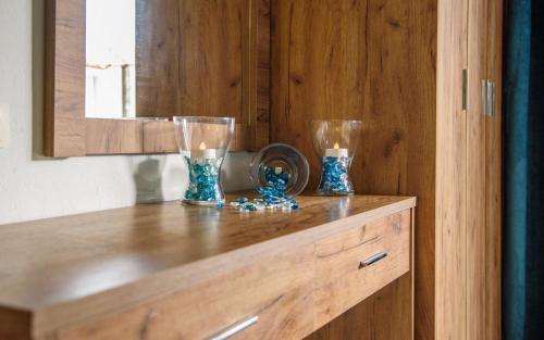 尼基季Anneta's House的木台,上面有两瓶玻璃花瓶