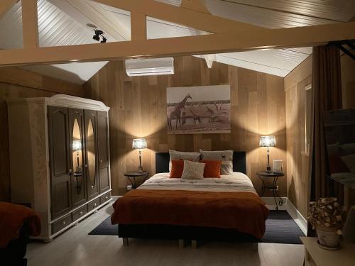 B & B d’ Uitwijkerpoort的一间卧室设有一张大床和一个带灯的天花板