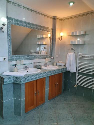 利普托斯基米库拉斯WOW Liptov Holiday House的一间带两个盥洗盆和大镜子的浴室