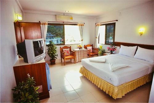 奥南海滩J大厦酒店的一间卧室配有一张床和一台电视。