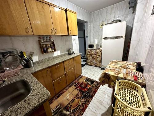 亚历山大Appartement à Miami - Vu sur mer的厨房配有水槽和白色冰箱