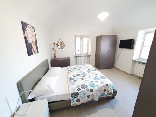 卡萨莱蒙费拉托Appartamento Il Castello的一间卧室配有一张床和一台电视