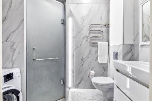 塔尔迪科尔Апартаменты в районе Экспо的白色的浴室设有卫生间和水槽。