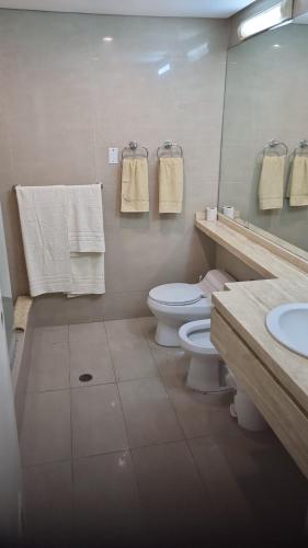 加拉加斯CCCT ApartaHotel Ccct的浴室配有卫生间、水槽和毛巾。