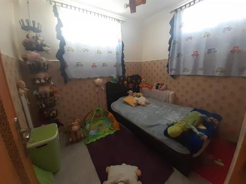 非斯Fès aéroport的一间小儿童卧室,配有一张床和动物填充物