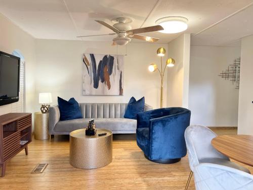 北迈阿密海滩Harmonious Suites的带沙发和电视的客厅