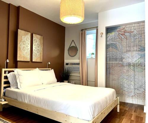 纳什维尔Great Apartment in WeHo的卧室设有一张白色大床和一扇窗户。