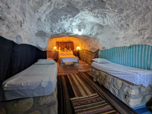TūjānDar Fatma Toujane的洞穴内带两张床的房间