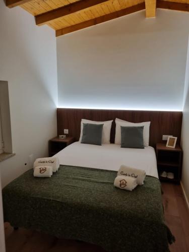 蓬德利马Casinha do Orjal的一间卧室配有一张大床和两个枕头