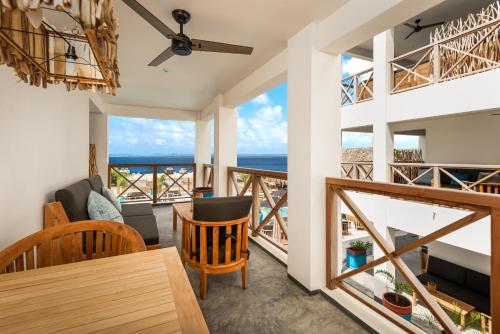 克拉伦代克Bloozz resort Bonaire的海景客厅