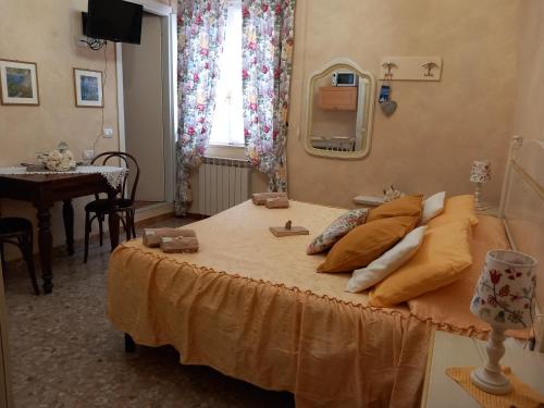 博纳索拉阿菲塔卡梅尔达卡拉酒店的一间卧室配有一张带桌子和窗户的床