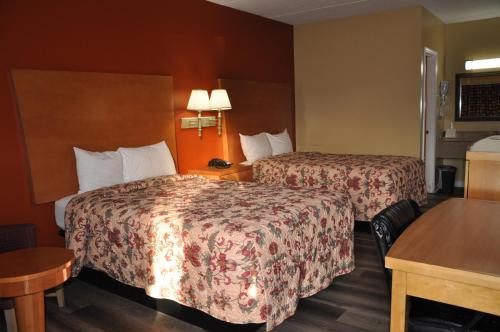 杰克逊维尔杰克逊维尔最佳休闲汽车旅馆的酒店客房设有两张床和一张桌子。