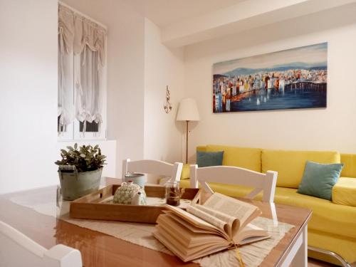 苏佩塔尔Apartment Megi in Supetar historical core的客厅配有桌子和黄色沙发