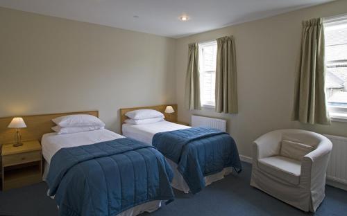 瑟索圣克莱尔酒店的酒店客房,配有两张床和椅子