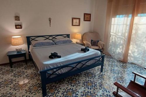 伊斯基亚Giardino Mediterraneo的一间卧室,床上有两双鞋