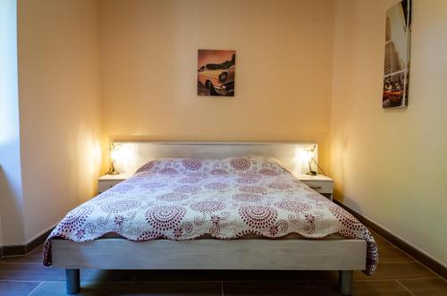 杜布罗夫尼克拉谷萨别墅酒店的一间卧室,配有带2个床头柜的床