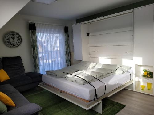 温特贝格Panoramablick Ferienwohnung Luge Winterberg Sauerland的卧室配有床、椅子和窗户。