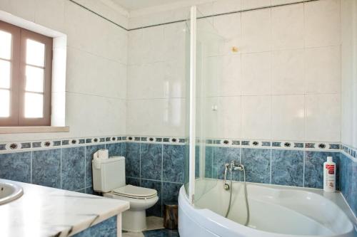 Spacious and family friendly villa at Lisbon coast的带浴缸、卫生间和盥洗盆的浴室