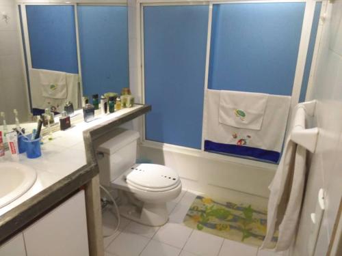 拉瓜伊拉Acogedor apartamento con piscina - Bleu Marine Suites的一间带卫生间和水槽的浴室