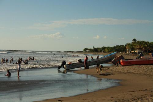 NagaroteCamping Ojo de Agua的一群人,在海滩上,坐船