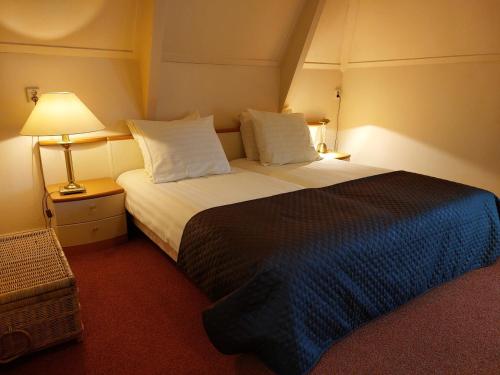MarumBoetiek Hotel Marum的酒店客房 - 带一张大床和两个枕头