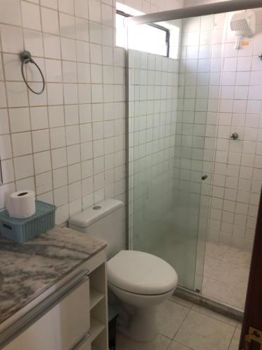 卡贝德卢Verão on的一间带卫生间和淋浴的浴室
