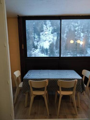 瓦尔代布洛尔Studio Azur Mercantour的客房设有桌椅和窗户。