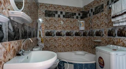 TūjānDar Fatma Toujane的浴室配有盥洗盆、卫生间和浴缸。