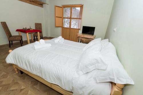 阿塞尔吉La Valle del Gran Sasso的一张白色大床,配有白色床单和枕头