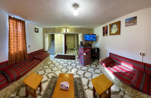 瓦迪穆萨Orient Gate的带沙发和电视的客厅