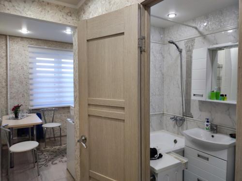 乌拉尔斯克Домашний уют в центре的带淋浴、卫生间和盥洗盆的浴室