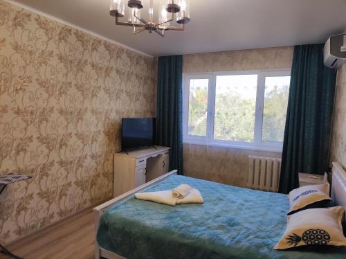 乌拉尔斯克Домашний уют в центре的一间卧室配有一张带两个枕头的床