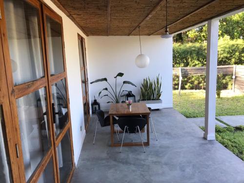 托弗海滩Casa Bali Tofo的庭院配有木桌和椅子