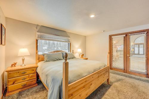 特拉基Donner Lake House的一间卧室设有一张大床和一个窗户。