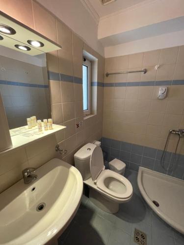 Áyios Nikólaos NirásZenstay Hotel的浴室配有卫生间、盥洗盆和浴缸。