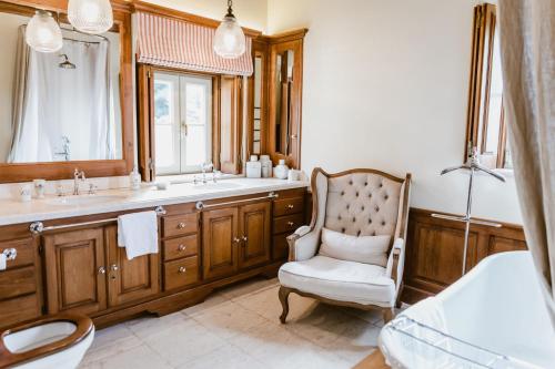 辛特拉Quinta da Bella Vista - Historic Home and Farm的浴室设有椅子、水槽和镜子