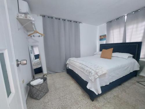 Casa Doña Guilla 2的一间卧室配有一张带白色床单的床和一扇窗户。