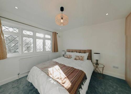 MordenHomely & Peaceful Living Space的一间卧室配有一张大床和一个吊灯。
