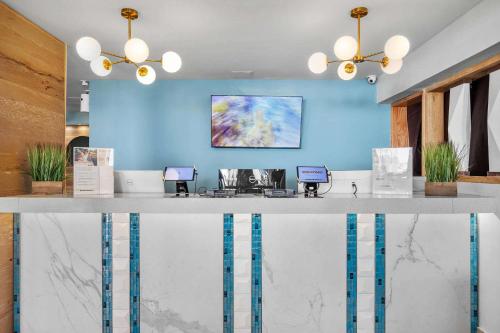 圣胡安Abitta Boutique Hotel, Ascend Hotel Collection的大堂设有白色的柜台和蓝色的墙壁
